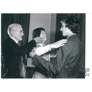 MARIAN WIECZYSTY, z uczniami, fot. Rybak, 1977