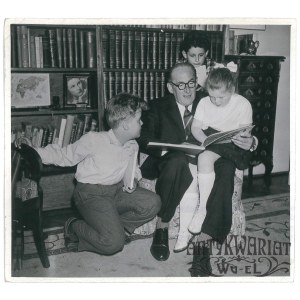 JAN BRZECHWA, z czytelnikami, fot. Kubiak, 1957