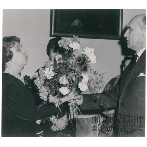 EWA SZELBURG-ZAREMBINA, jubileusz ZLP, Warszawa, Jarosław Iwaszkiewicz wręcza kwiaty, fot. Szyperko, 1965