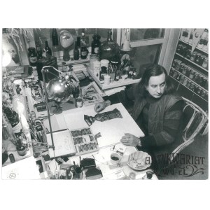 PAWEŁ TRYBALSKI, malarz w pracowni, fot. A. Hawałej, 1986