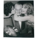 MIECZYSŁAW FOGG, portrait surrounded by women, photo by Z. Staszyszyn, 1970s.
