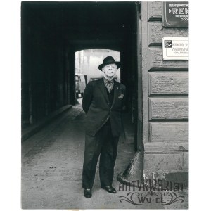 ARTUR RUBINSTEIN, przed domem rodzinnym w Łodzi, fot. W. Rozmysłowicz, 1986