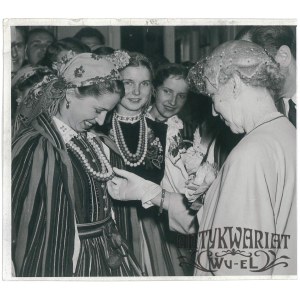 ZESPÓŁ MAZOWSZE, spotkanie z królową Belgii, Karolin, fot. Baranowski, 1955