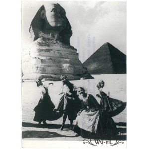 ZESPÓŁ MAZOWSZE, tournee po Egipcie, kujawiak pod Sfinksem, fot. Interpress, 1968