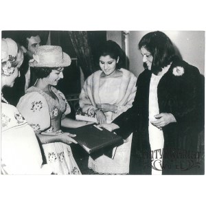 ZESPÓŁ MAZOWSZE, tournee po Egipcie, wpis do księgi, Pahi Gamal Abdel Nasser, fot. Interpress, 1968