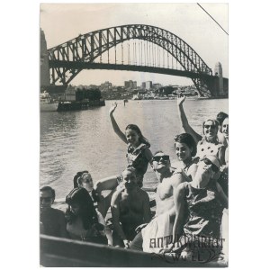 ZESPÓŁ MAZOWSZE, przejażdżka motorówką, Sydney, Harbour Bridge, fot. Interpress, 1968