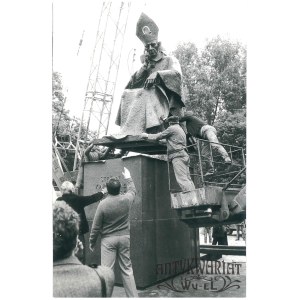 GLIWICE, ustawianie pomnika kardynała Stefana Wyszyńskiego, fot. W. Rozmysłowicz, 1987