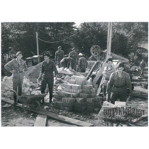 WARSZAWA, żołnierze przy odbudowie Zamku Królewskiego, fot. Szyperko, 1971