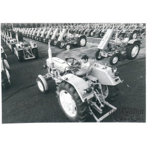 WARSZAWA, Ursus, Marian Jurkowski przy ciągnikach, fot. T. Walczak, 1976