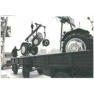 WARSZAWA, Ursus, inż. Marek Burza nadzoruje załadunek, fot. CAF, 1976