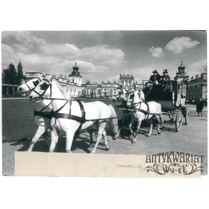 WARSZAWA, Wilanów, powóz konny przed pałacem, fot. I. Radkiewicz, 1990