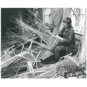 GIŻYCKO, zakład Wierzbokosz, wyplatanie fotelików, fot. S. Moroz, lata 70.