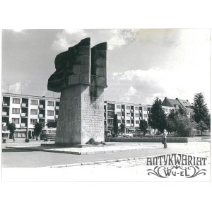 GOŁDAP, pomnik na Placu Zwycięstwa, fot. Sieńko, 1973