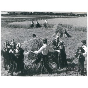 LIPSK (pow. Augustów), zespół regionalny podczas żniw, fot. Kwiatkowski, 1976
