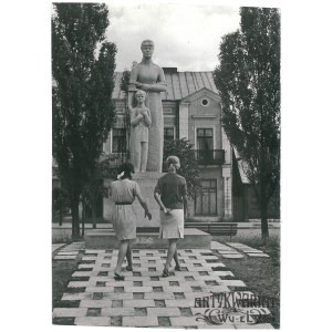 SUWAŁKI, pomnik Marii Konopnickiej, fot. CAF, 1964