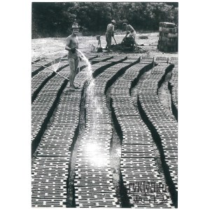 SOBIENIE-JEZIORY (pow. Otwock), zakład betoniarski, produkcja pustaków, fot. Uchymiak, lata 70.