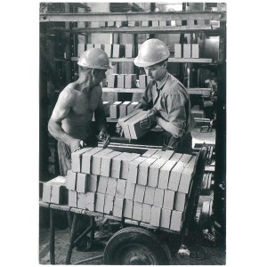 BUŚNO (pow. Chełm), cegielnia mechaniczna, wyładunek cegły, fot. Trembecki, 1971