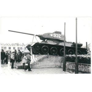 DUBIENKA (pow. Hrubieszów), pomnik, czołg na cokole, fot. Wielopolski, 15.11.1974