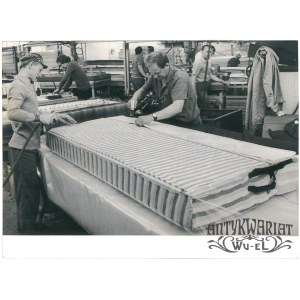 ZAMOŚĆ, Zamojskie Fabryki Mebli, montaż wersalki, fot. Rozmysłowicz, 24.08.1976