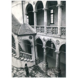 BARANÓW SANDOMIERSKI (pow. Tarnobrzeg), zamek, dziedziniec arkadowy, fot. Kwiatkowski, 30.11.1965