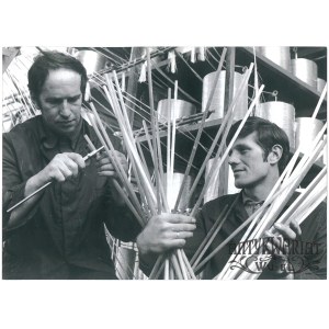 KROSNO, Huta szkła, kontrola grubości prętów szklanych, fot. A. Łokaj, 22.03.1976