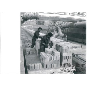 ROPCZYCE, Zakłady Magnezytowe, ustawianie ogniotrwałych bloczków do pieca tunelowego, fot. A. Łokaj, 14.07.1975