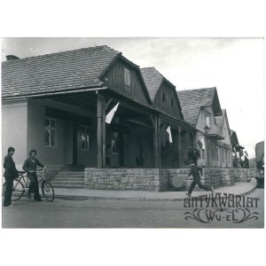 CIĘŻKOWICE (pow. Tarnów), rynek z podcieniami, fot. Rybak, 13.07.1977