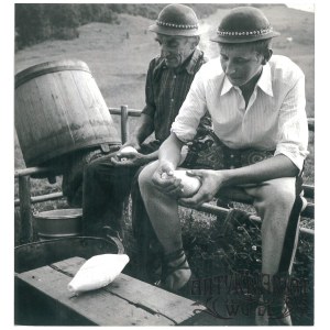 JAWORKI k. Szczawnicy, juhasi przy wyrobie serów, fot. S. Momot, 1978