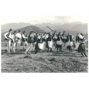 JURGÓW (pow. Tatrzański), ANTAŁÓWKA, ZAKOPANE, zespół „Podhale” tańczy w plenerze, fot. S. Momot, 1985