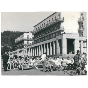 KRYNICA (pow. Nowy Sącz), wczasowicze w jesiennym słońcu, fot. S. Momot, 1976
