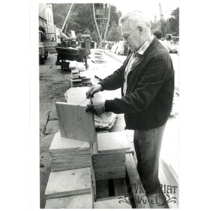 SŁAWNIOWICE (pow. Nysa), Zakłady Kamienia Budowlanego - kontrola marmuru, fot. CAF, 1988