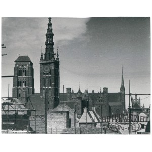 GDAŃSK, wieże Ratusza i kościoła Mariackiego, fot. CAF, 1960