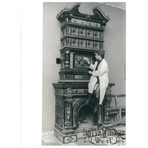 NOWOGRÓD (pow. Łomża), prace przy zabytkowym kominku, fot. CAF, 1986