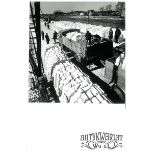 PASYM (pow. Szczytno), cegielnia - załadunek cegły silikatowej, fot. CAF, 1978