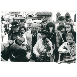 KAZIMIERZ DOLNY, XXII Festiwal Kapel i Śpiewaków Ludowych - kapela góralska na ulicach, fot. CAF, 1986