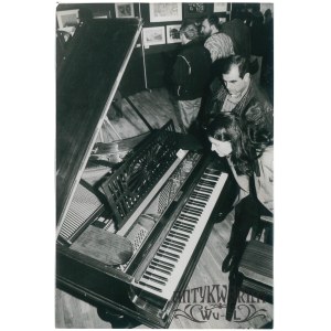 WARSZAWA, fortepian Artura Rubinsteina sprzedany na aukcji (hotel Victoria), fot. CAF, 1999