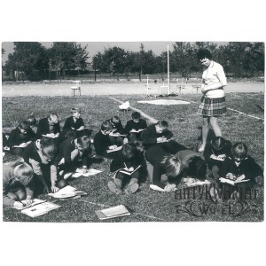 PAPROTNIA (pow. Siedlce), lekcja geografii w plenerze, fot. CAF, 1972