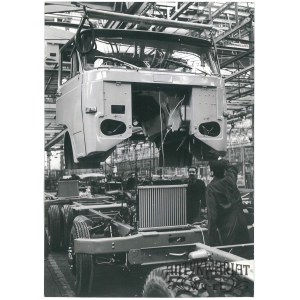 STARACHOWICE, FSO - montaż kabiny Stara 28 na podwoziu, fot. CAF, 1973