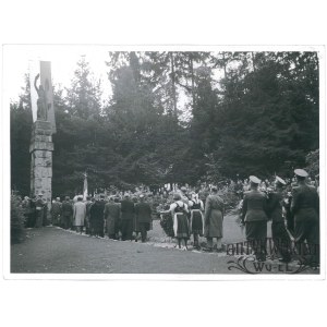 CIERLICKO, uroczystości w 25. rocznicę śmierci Żwirki i Wigury przy Pomniku Lotnika, fot. CAF, 1957