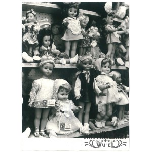 WARSZAWA, wystawa sklepu z zabawkami - lalki, fot. CAF, 1969