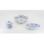 MIESNIA, Set of dishes with Zwiebelmuster decoration