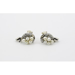 Earrings with pearls
