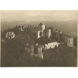 [Photograph] Tenczyn Castle in Rudno. Photo Photo Platoon of the 2nd Airborne Regiment.