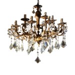 Eighteenth-century style chandelier made of gilded metal with faceted crystal necklaces and pendants