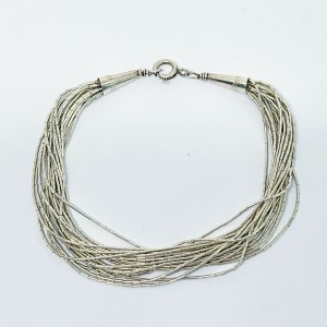 Silbernes Armband mit mehreren silbernen Schnüren