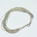 Silbernes Armband mit mehreren silbernen Schnüren