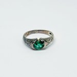 Silver vintage ring with natural Emerald