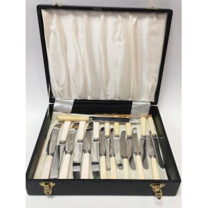 Set of 17 knives in an incomplete box