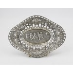 Openwork platter with motif of putti playing in the garden