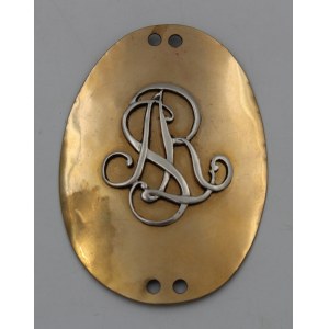 A badge, known as a banderol, featuring the SAR monogram